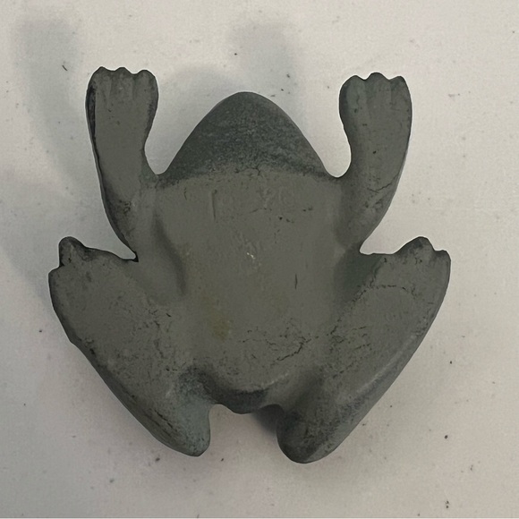 Vintage Virginia Metalcrafters Cast Iron 3” Frog Paperweight - Picture 5 of 10